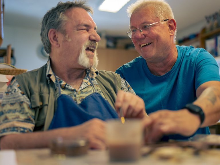Zwei Personen die miteinander lachen.