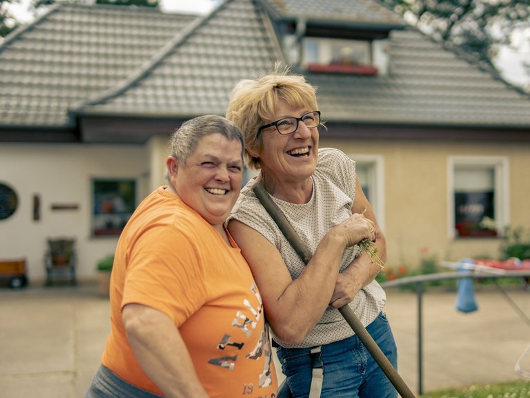 Zwei Personen die miteinander lachen.